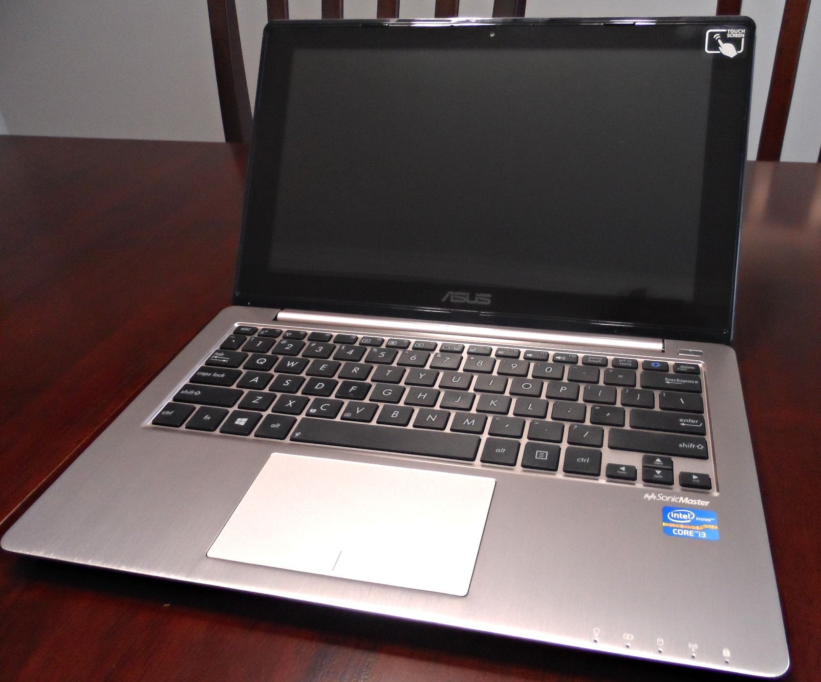 ASUS VivoBook X202E　ノートパソコン Asus VivoBook X202E review: An inexpensive touch-screen