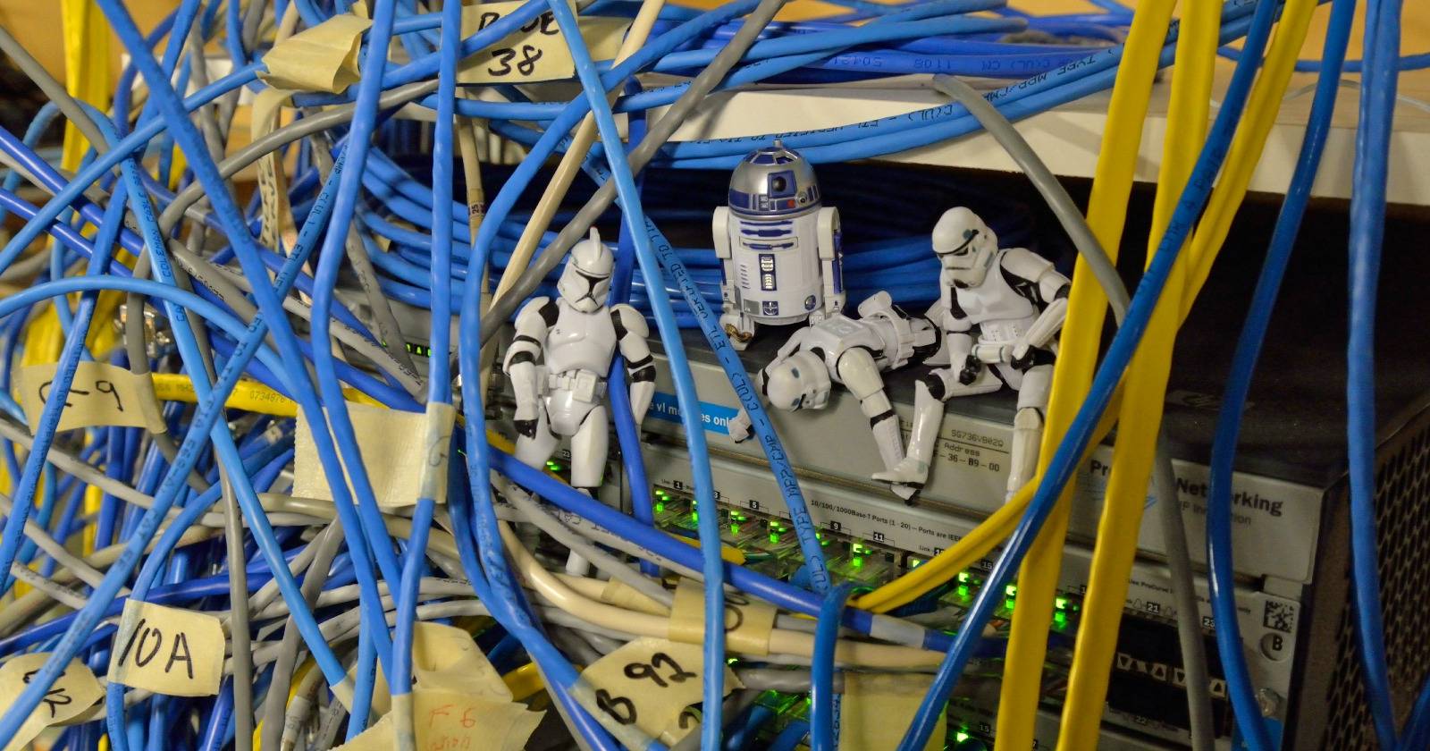 7 Tips to Keep the Cables Under Your Desk Tidy