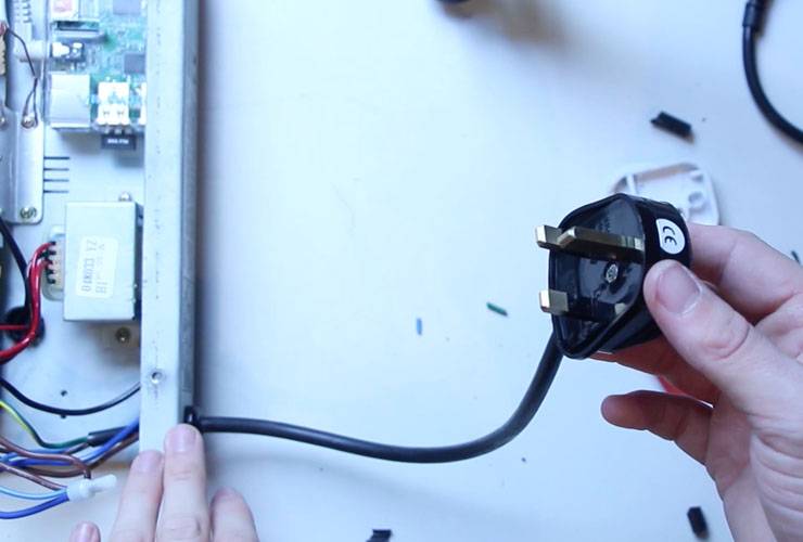 Turn An Old Amp Into A Smart Streaming Speaker With Raspberry Pi