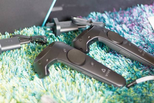 Vive Controllers HTC Vive Review: Virtual Reality is Finally a Thing