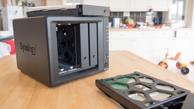 外付けハードディスク・ドライブ Synology DiskStation DS418play Synology DiskStation DS418play | DataStoreWorks.com