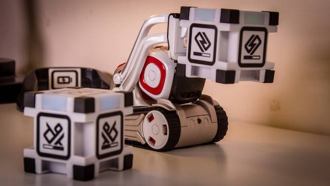 This Toy Robot Has a Life of its Own: Anki Cozmo Review