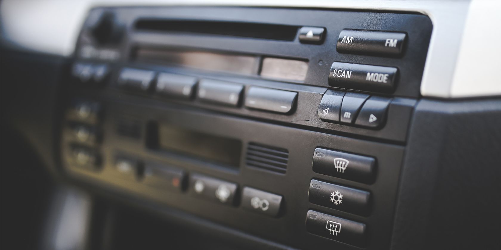 Analog Radio vs. Digital Radio How They Work and Their Differences