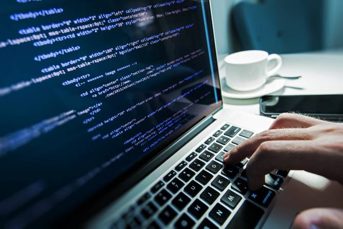 Why Programmers Use Mac 5 Reasons Why Macs Are Less Likely to Get Malware Than Windows
