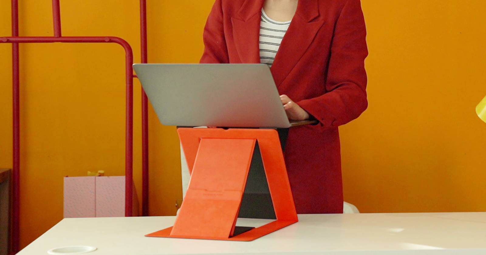 The MOFT Z Foldable Standing Desk Launches on Kickstarter