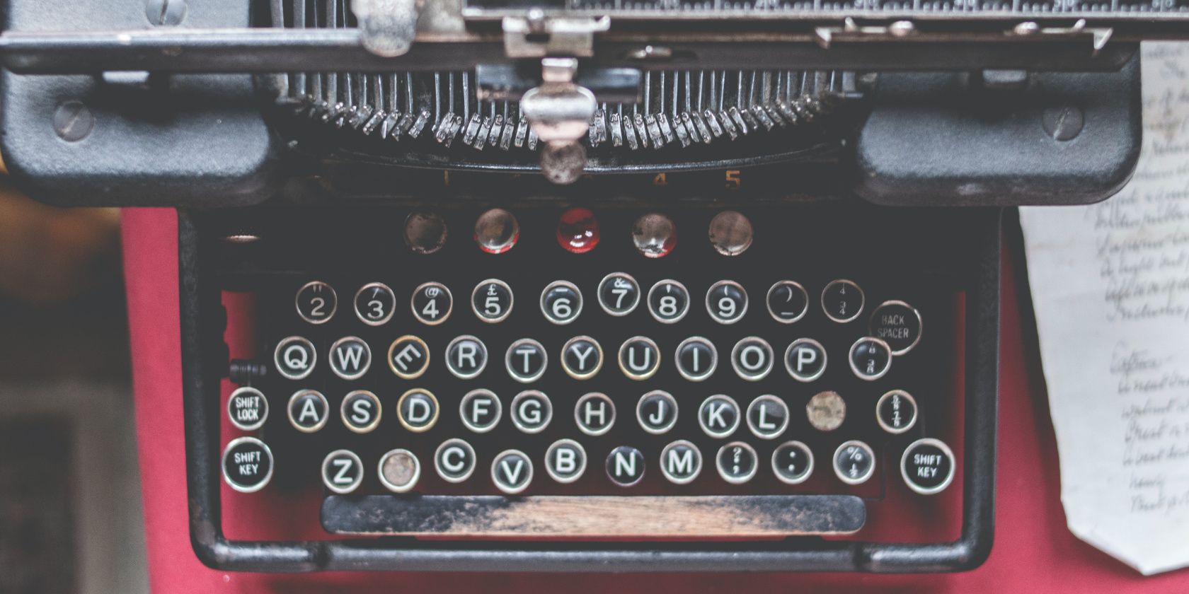 An old worn out typewriter - Come formattare una sceneggiatura