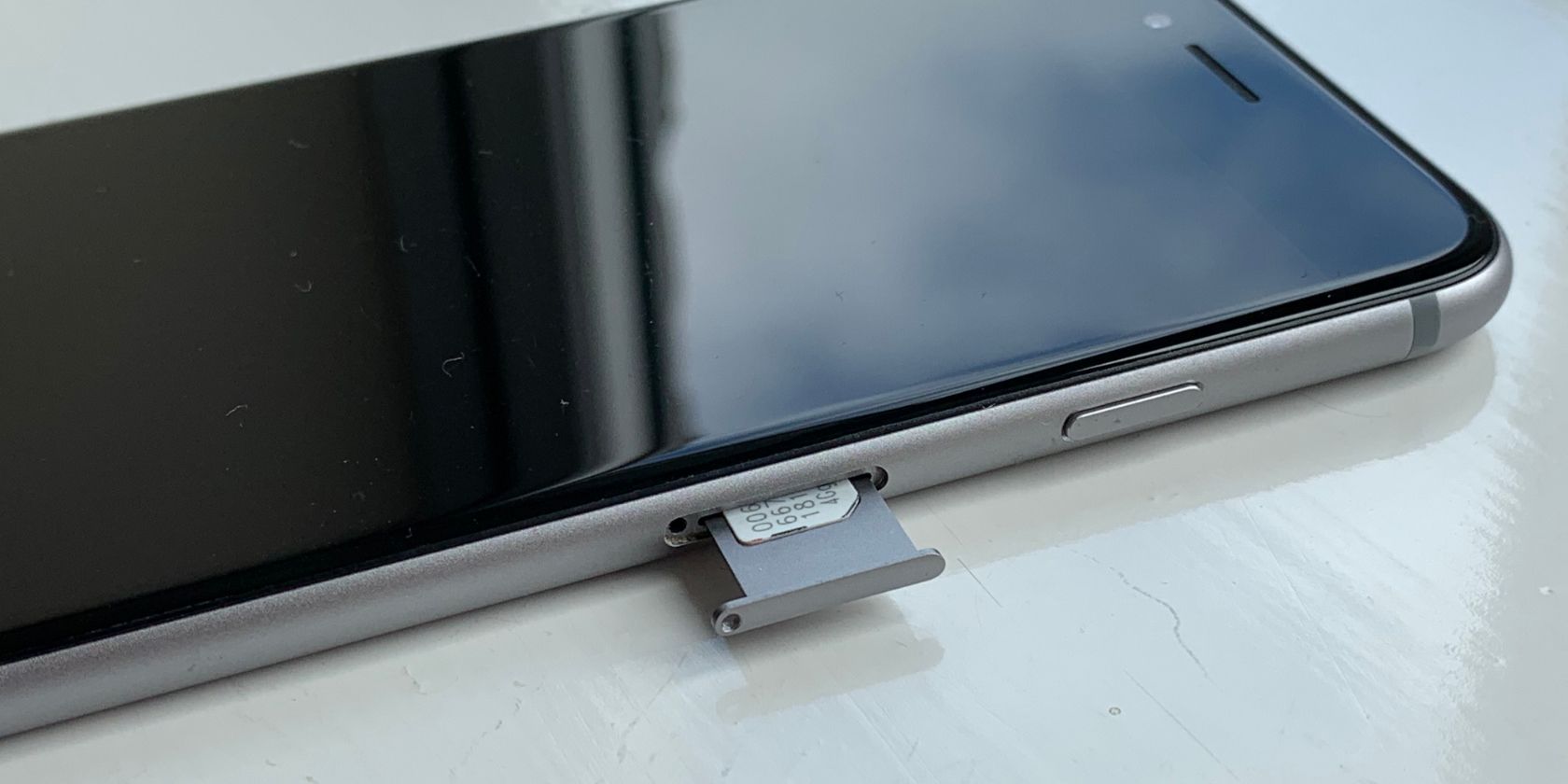 SIM card tray sliding out of iPhone 6S - Come rimuovere una scheda SIM da un iPhone