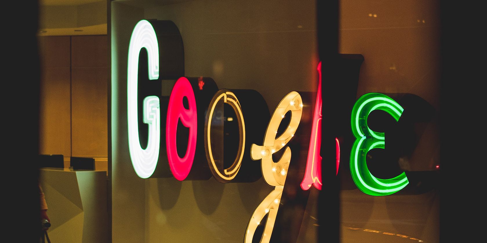 google logo neon lights - Google annuncia un evento per Pixel 5, Chromecast e altro