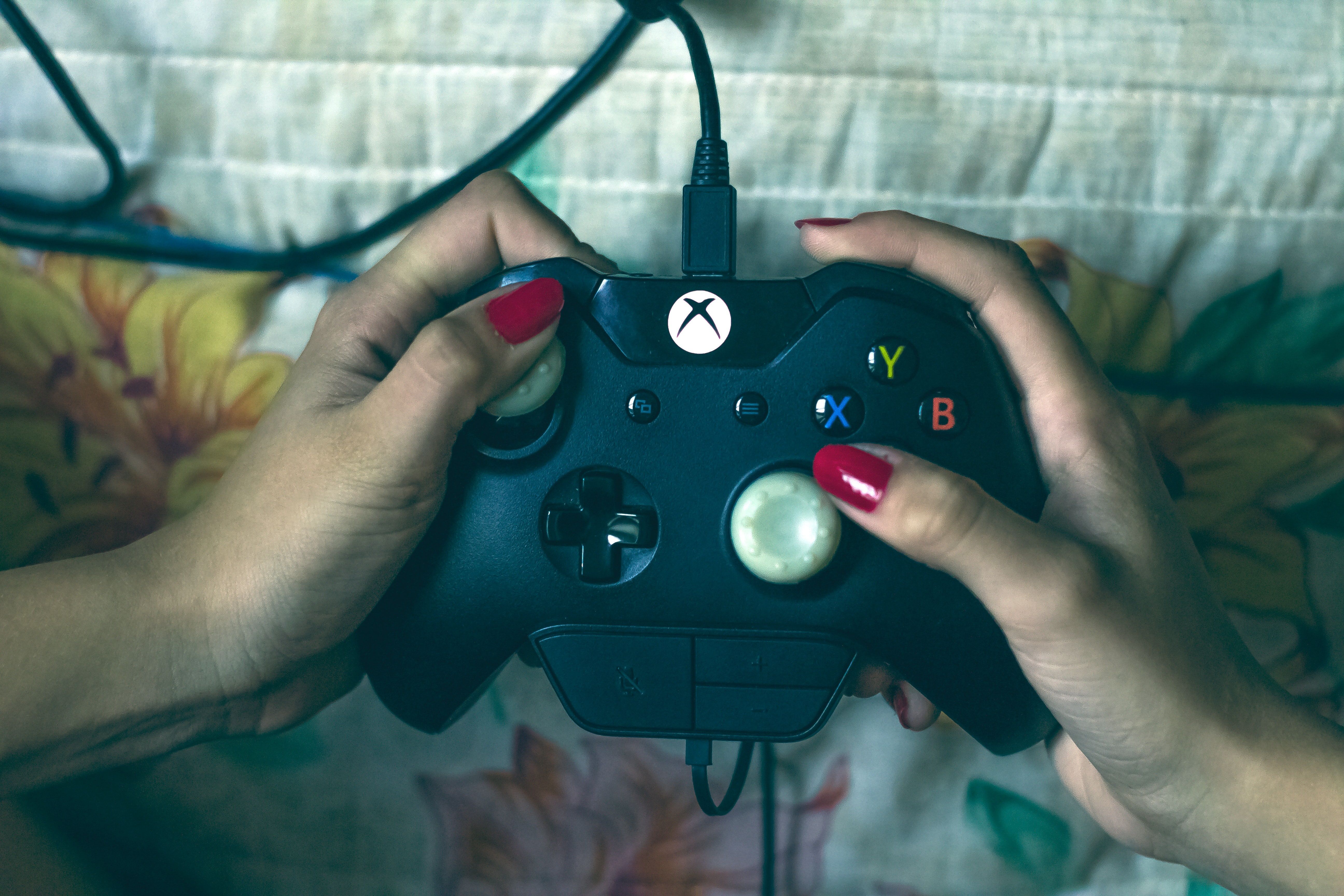 Джойстик в руках. Геймпад в руках. Руки на геймпаде. Рука с геймпадом Xbox. Девушка с геймпадом.