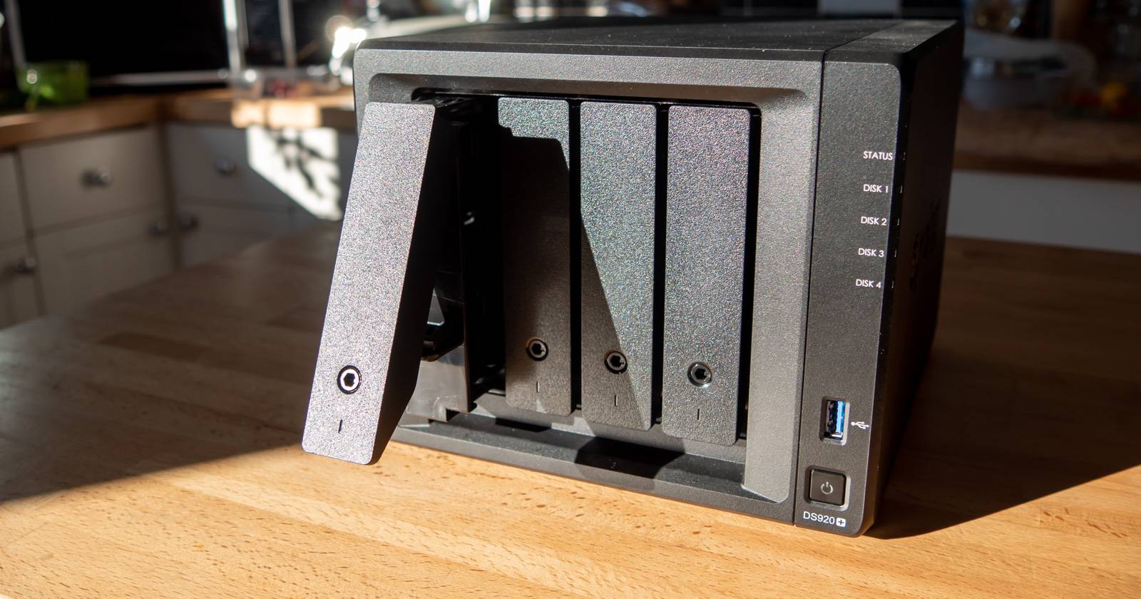 NAS Synology DS920+ - Tower 4 Bay Senza HDD, Per Backup, Streaming E Sorveglianza, Accesso Remoto