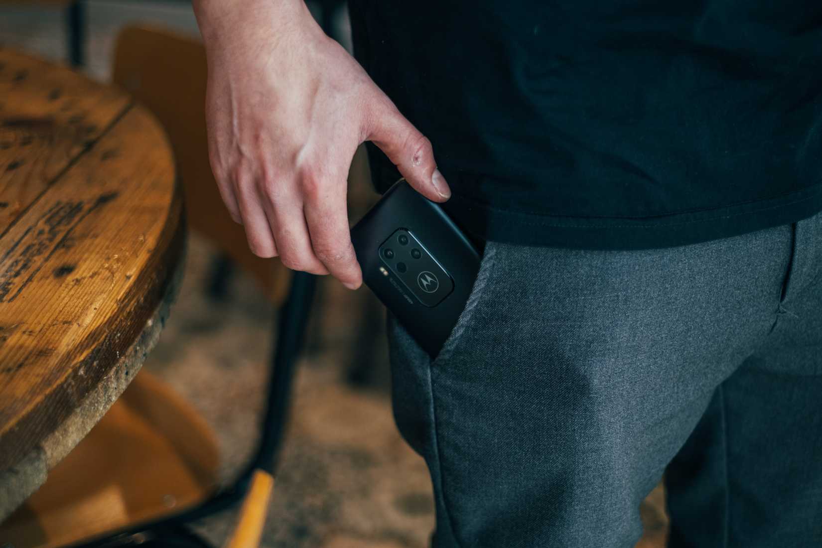Функция Android, которая незаметно расходует заряд аккумулятора Смартфон Motorola в кармане, где на разъемы может попадать пыль
