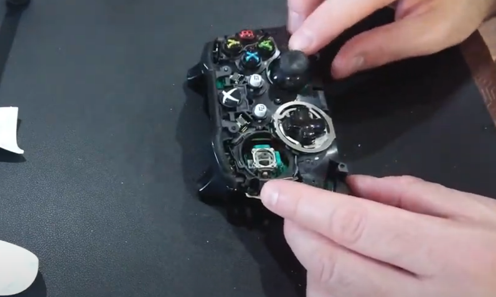 Геймпад xbox one разборка. Разборка контроллера Xbox one. Xbox one Controller разборка. Xbox one Controller замена кнопок. Разобранный геймпад Xbox Series.