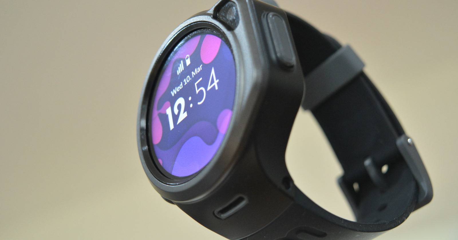 Keep Tabs On Your Kids With the myFirst Fone R1 Smart watch