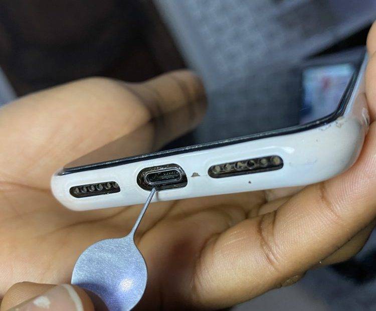 How to Fix a Broken iPhone Lightning Port