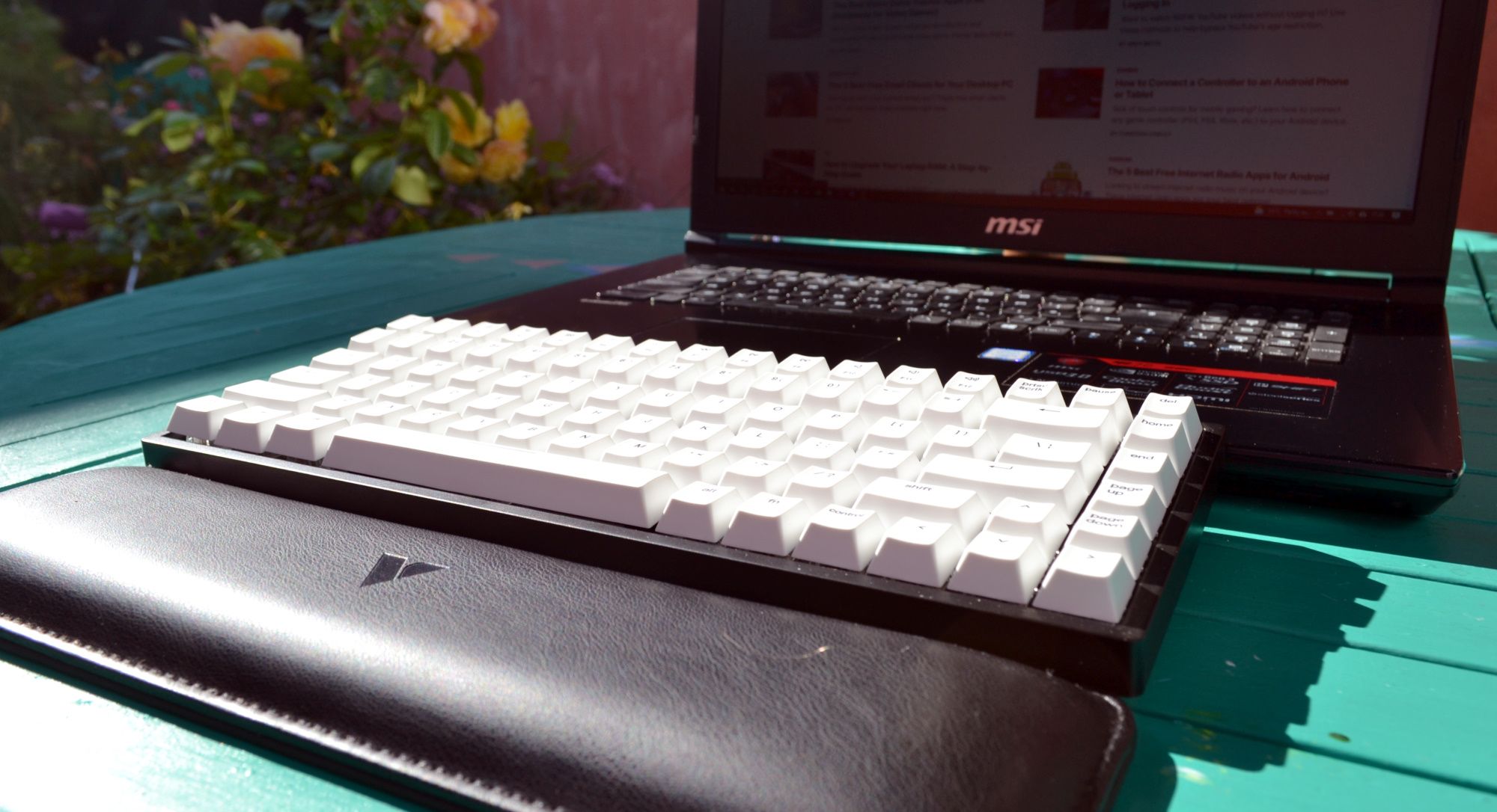 vissles v84 wireless mechanical keyboard laptop outside table