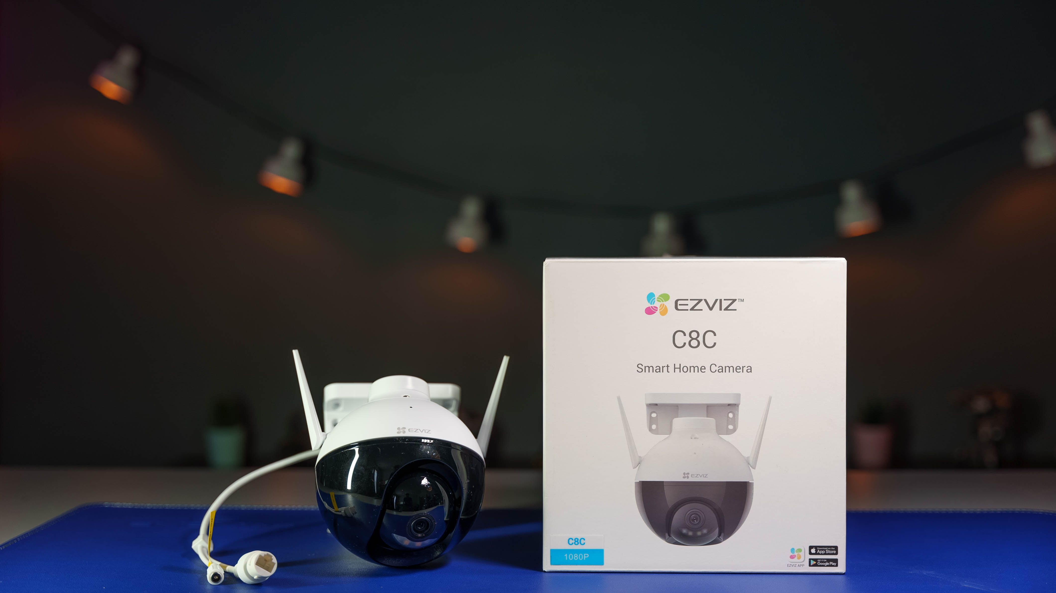 Ezviz C8C - Camera & Product Box