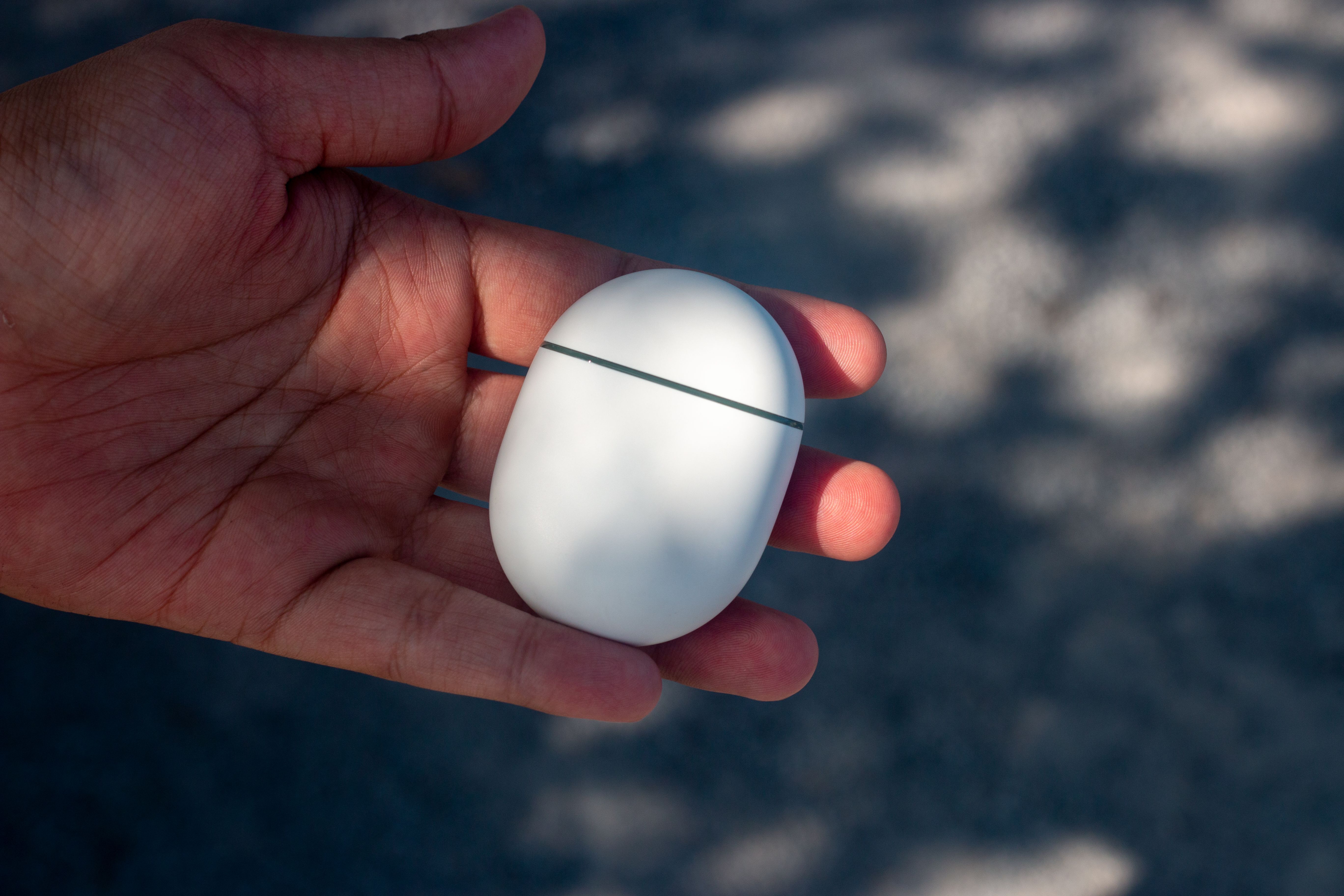 pixelbuds-aseries-case-in-hand