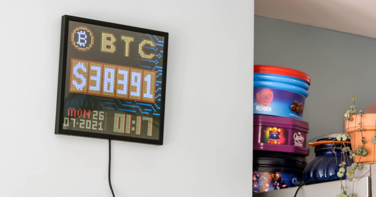 Divoom Pixoo 64 Review: Display Live Subscriber Stats and Crypto Prices