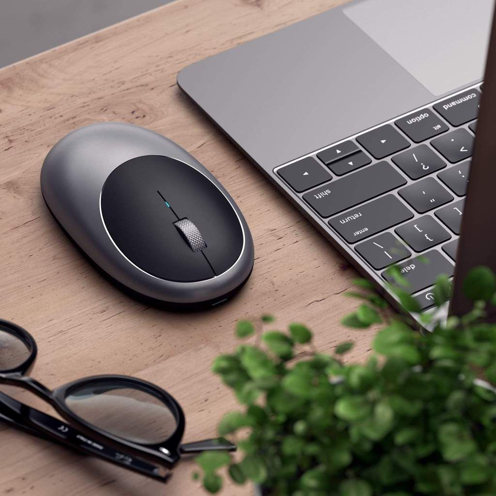 Satechi M1 Wireless Mouse with a MacBook