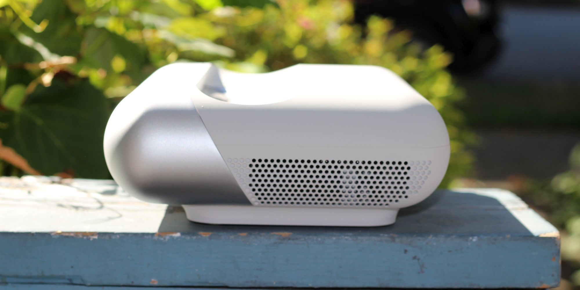 jmgo-o1-review-ultra-short-throw-ust-projector-other-side