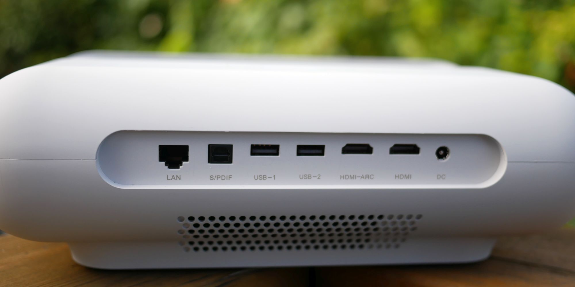 jmgo-o1-review-ultra-short-throw-ust-projector-rear-ports-closeup