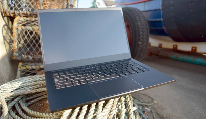 لپتاپ Librem در کنار یک وسیله نقلیه