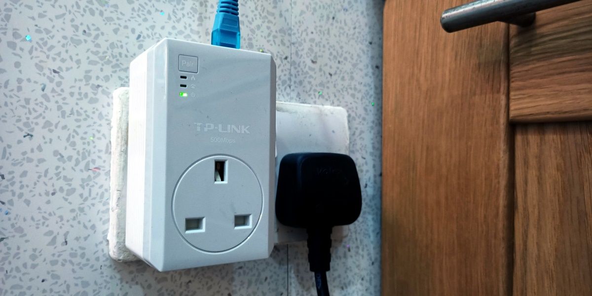 Powerline adapter connected to network