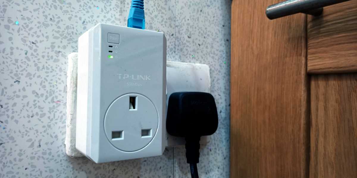 Powerline adapter connected to network
