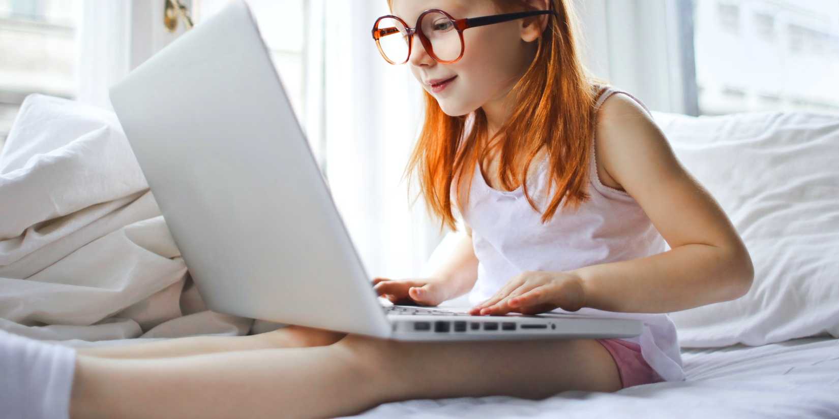 ছোট মেয়ে ল্যাপটপে গেম খেলছে