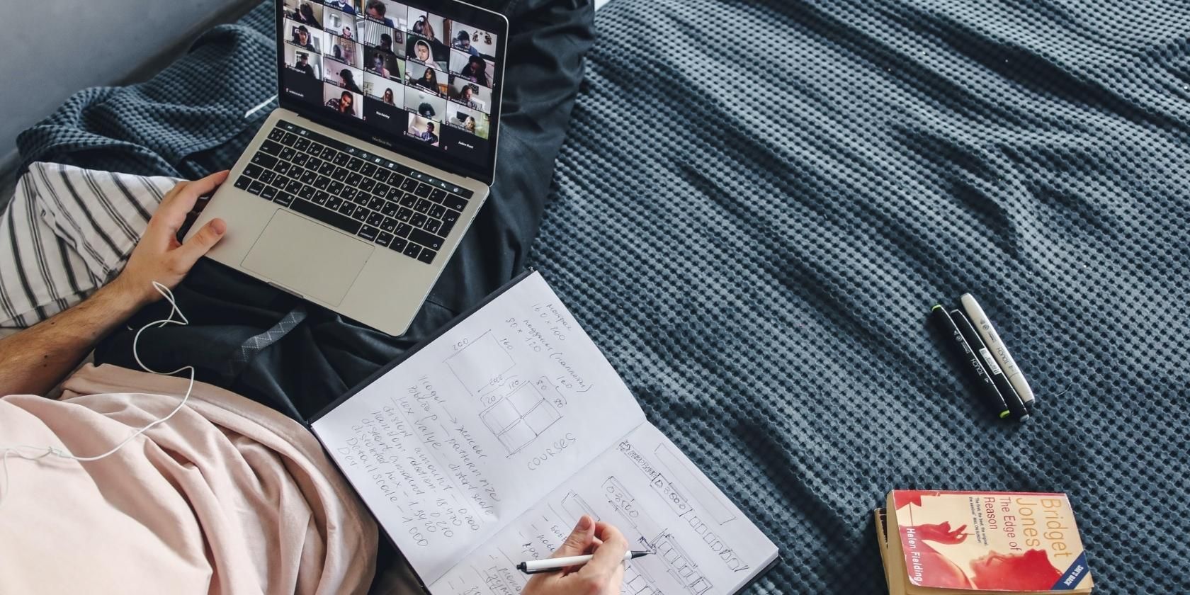 Pessoa estudando em uma aula online