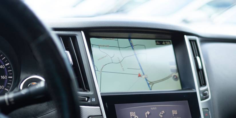 Standalone vs. Integrated Car Navigation Systems: What's the Best Option?