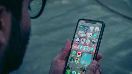 La personne qui regarde l'iPhone se démarque