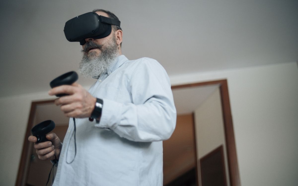 Homem barbudo usando fone de ouvido de realidade virtual