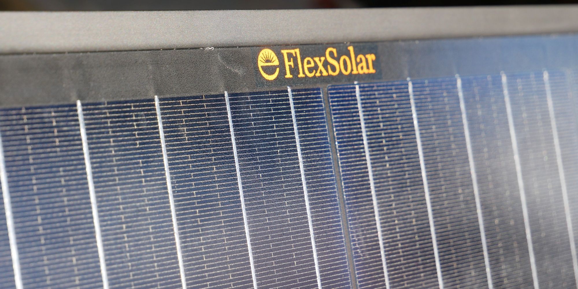 نمای نزدیک پنل خورشیدی FlexSolar Briefcase