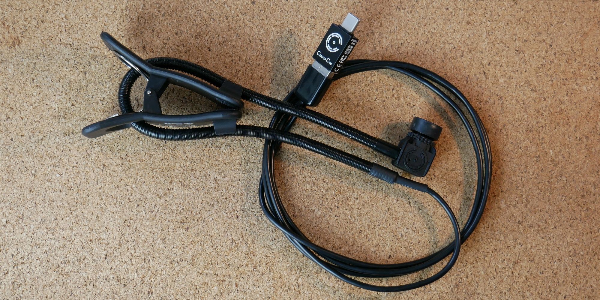 نمای جانبی وب کم مرکزی با گیره و کابل USB