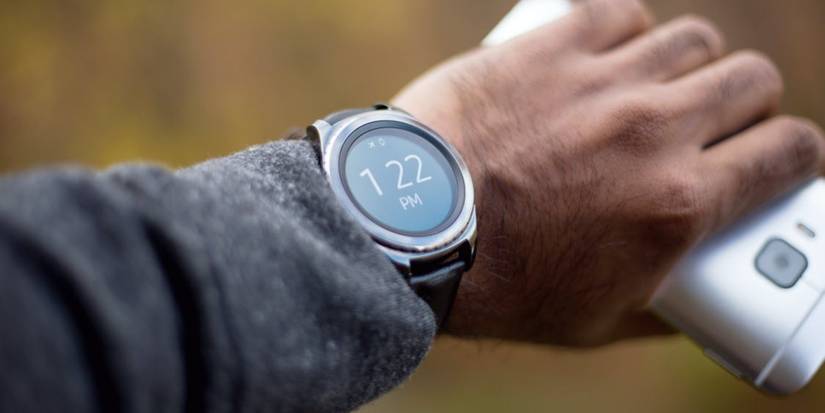 Smartwatch device with clock Smartwatch device with clock