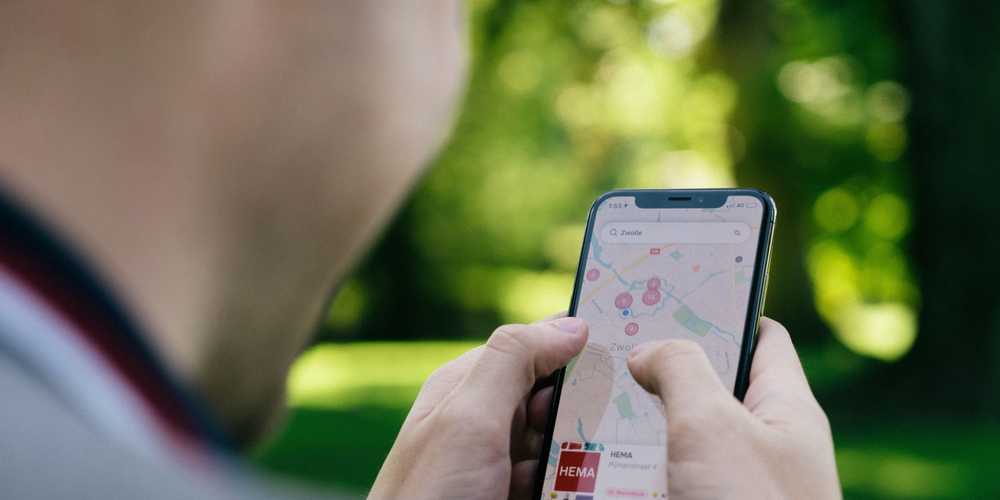 Интерфейс приложения Apple Maps на экране смартфона