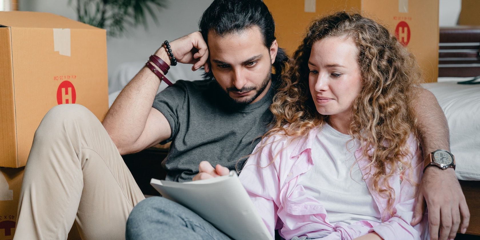 Pareja tomando una decisión