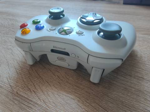 A photo of the top of an original Xbox 360 controller