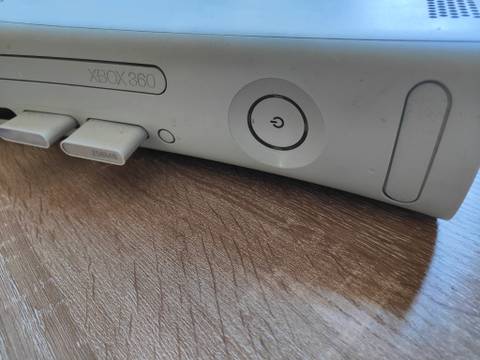 A photo of the front of an original Xbox 360 console