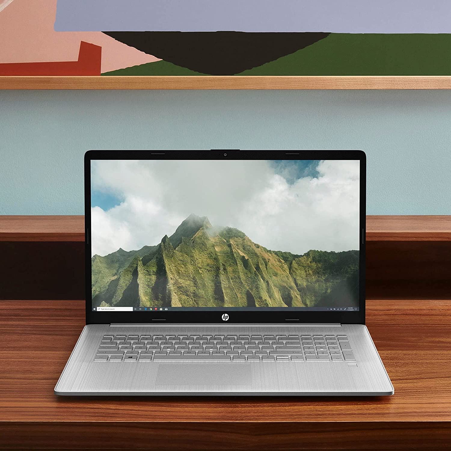 Face shot of HP Pavilion with screen showing a mountain photo illustrating the resolution