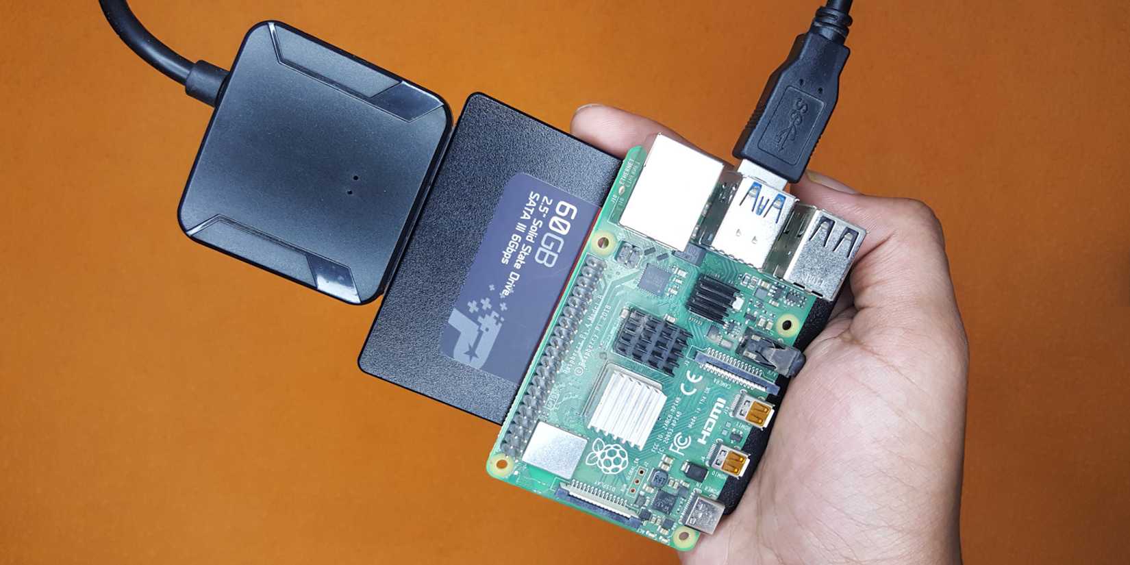 صورة لجهاز Raspberry Pi 4 مزود بمحول USB إلى SATA ومحرك أقراص SSD