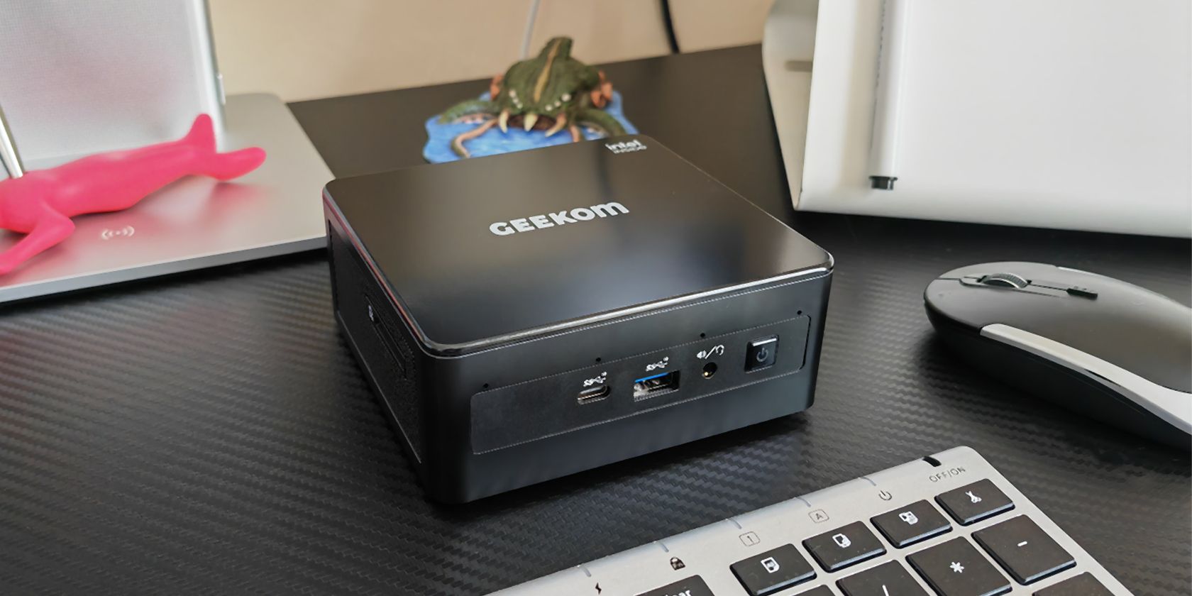 Geekom IT8 mini pc on desk