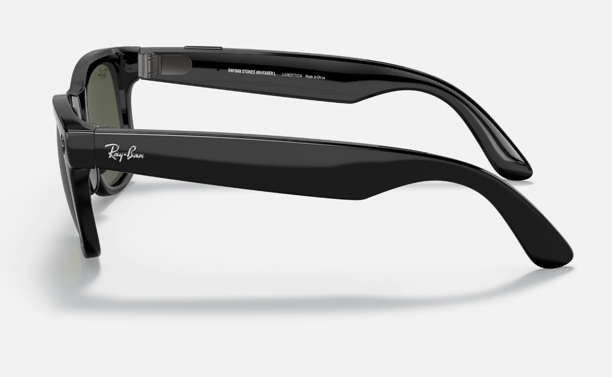 عکس کناری یک جفت Ray Ban Stories -Wayfarer Smart Glasses