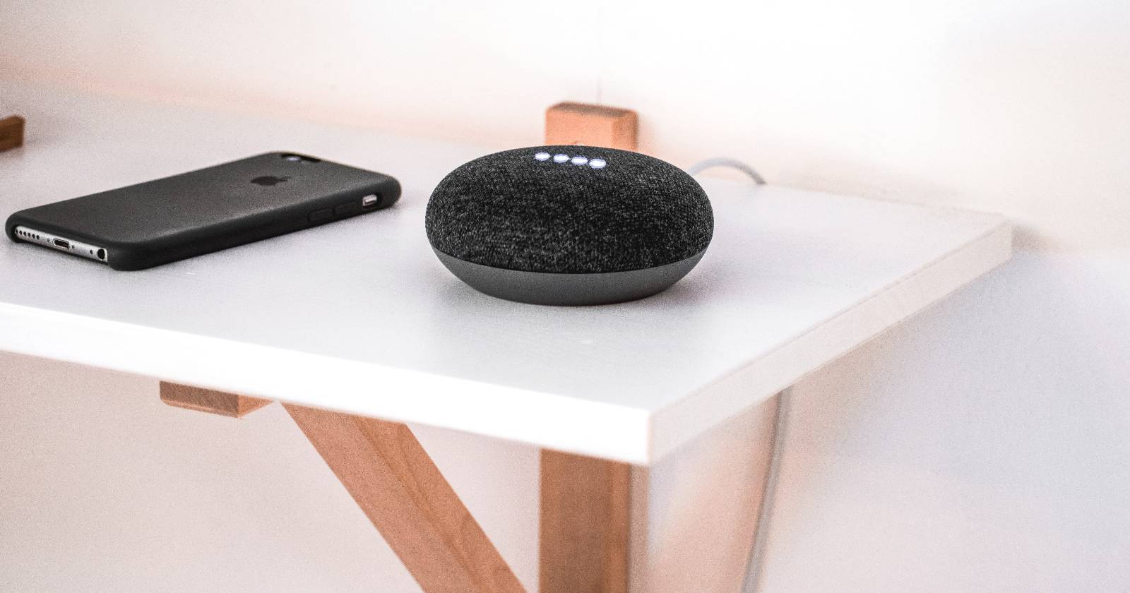 Photo: makeuseof.com 5 Common Google Home Problems and How to Fix Them