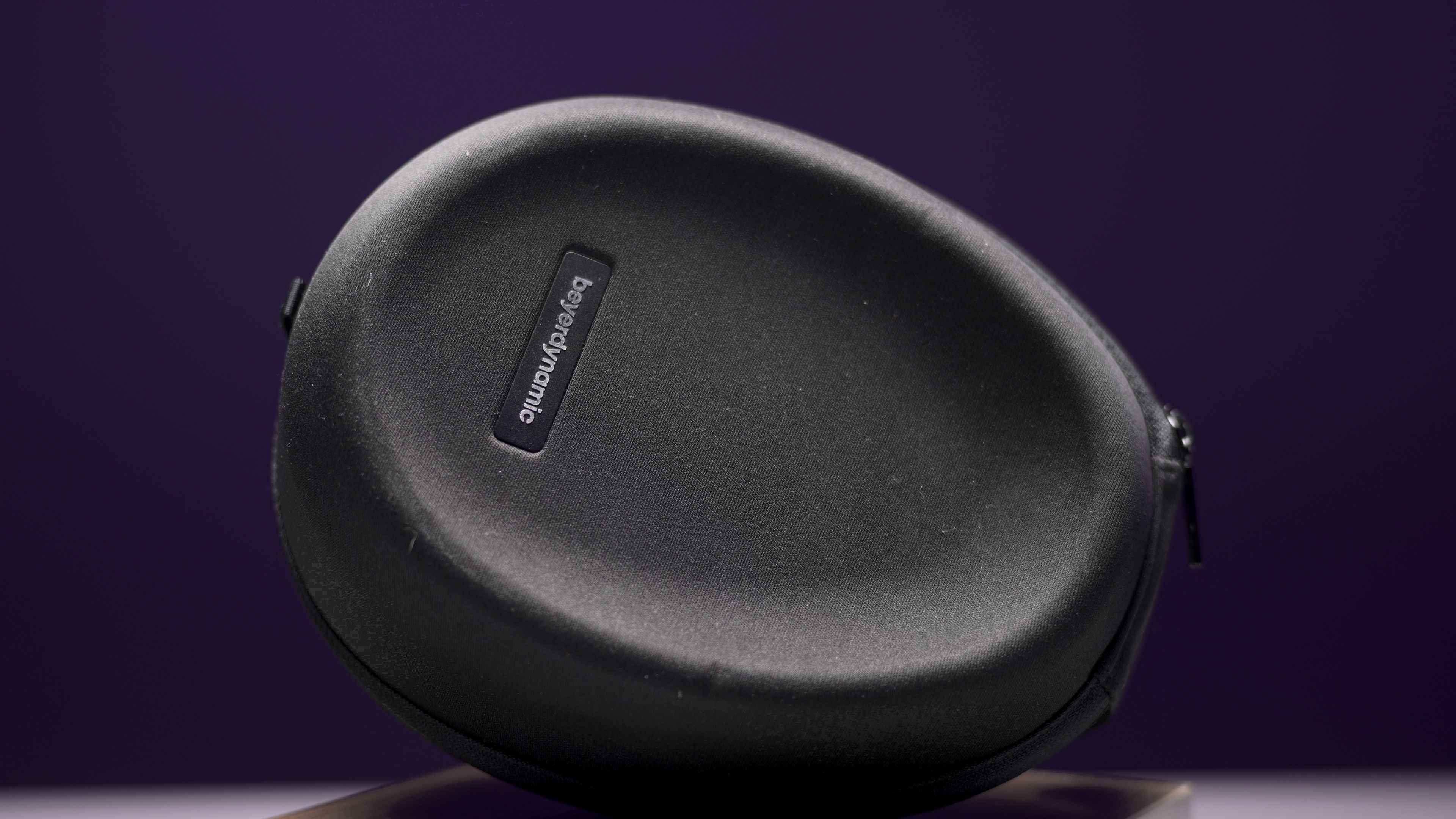 Beyerdynamic Amiron Wireless - Case on Side