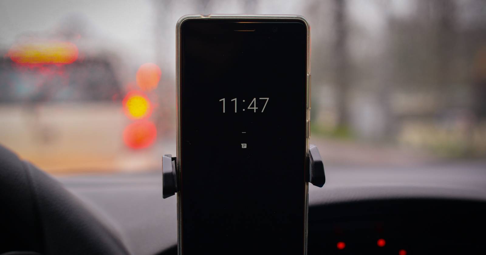 How to Change the Peek Display Clock on Motorola Phones