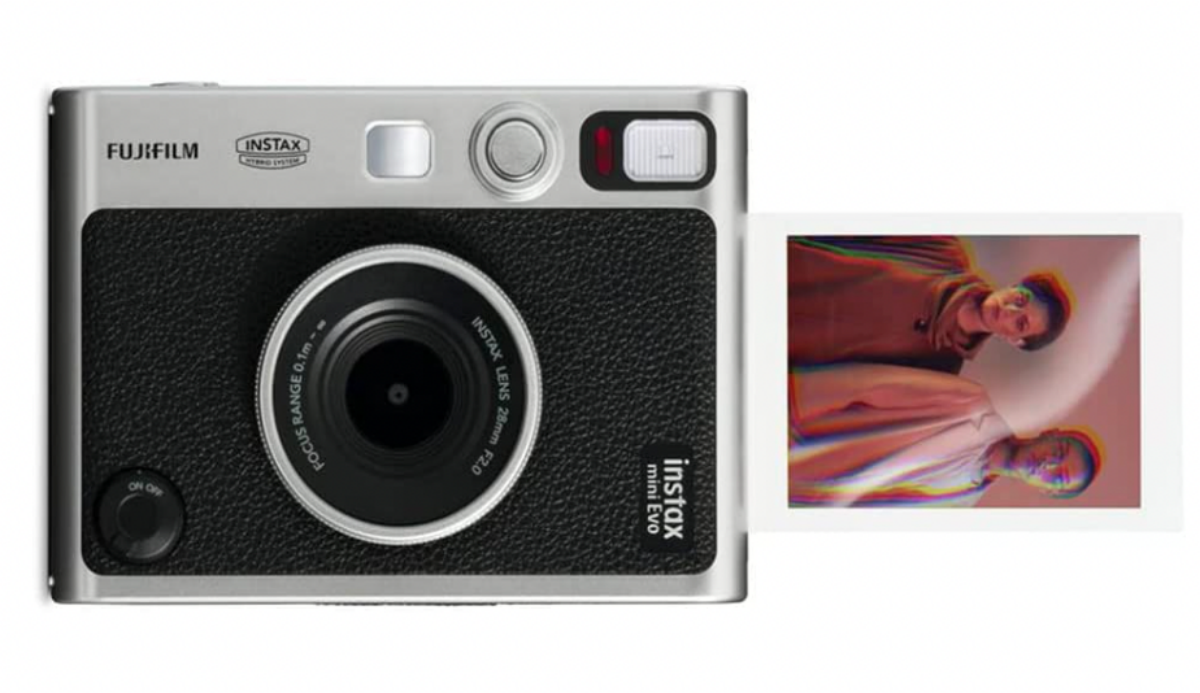 عکسی از Fujifilm Instax Mini EVO که عکس دو نفر را پرینت می کند