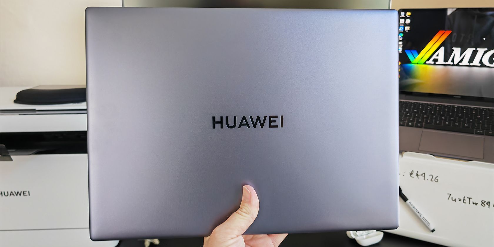 Huawei MateBook 16s در دست بسته شد