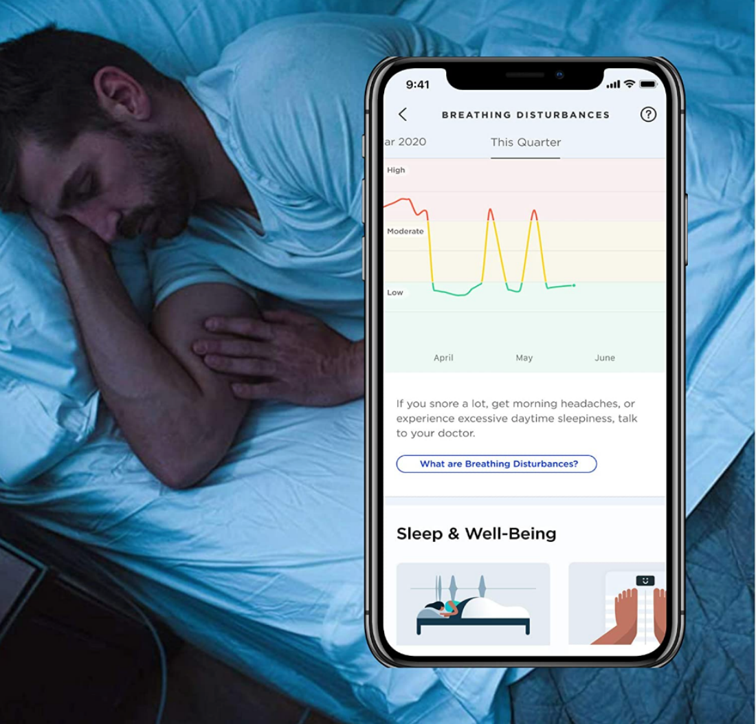 تصویری که اپلیکیشن Withings Sleep Tracking Pad را نشان می دهد که اطلاعات خواب را با مردی در حال خواب نمایش می دهد